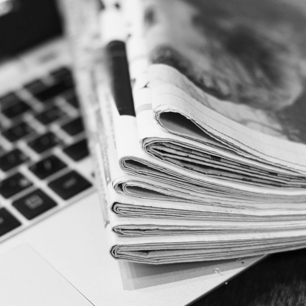 Hay otra lección que esta transición también nos deja como ciudadanos y consumidores. Porque nuestros hábitos también cambian, y esos cambios tienen consecuencias. Aquello que dejamos de comprar, de leer, de ver o de respaldar difícilmente puede permanecer igual para siempre, señala Idia Martínez.
