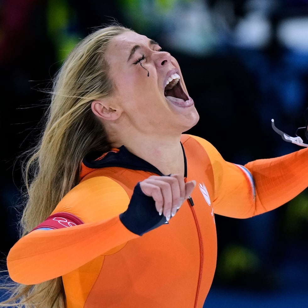 Jutta Leerdam, de los Países Bajos, celebra tras ganar la medalla de oro en la carrera de 1,000 metros de patinaje de velocidad en los Juegos Olímpicos de Invierno 2026, en Milán, Italia.