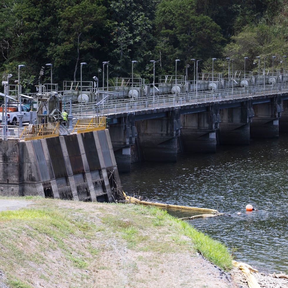 Julio 27 del 2026 Trujillo Alto, , PR. Embalse Carraízo cae en la clasificación de “ajustes operacionales”. De acuerdo con la gráfica diaria publicada por la Autoridad de Acueductos y Alcantarillados (AAA), Carraízo tuvo una reducción de 0.09 metros para bajar a una lectura de 38.43 metros. al momento Carraízo es el único en ajustes operacionales, mientras que otros cinco están en nivel de observación. La AAA busca la forma de tomar medidas para ahorrar agua sin interrumpir el servicio a los abonados. Carrizo suple agua a San Juan, Trujillo Alto, Carolina, Canóvanas y Gurabo, abastece de agua a unos 180,000 clientes en la zona metropolitana.
####
FOTO POR: xavier.araujo@gfrmedia.com
Xavier Araújo / GFR Media / Araujo