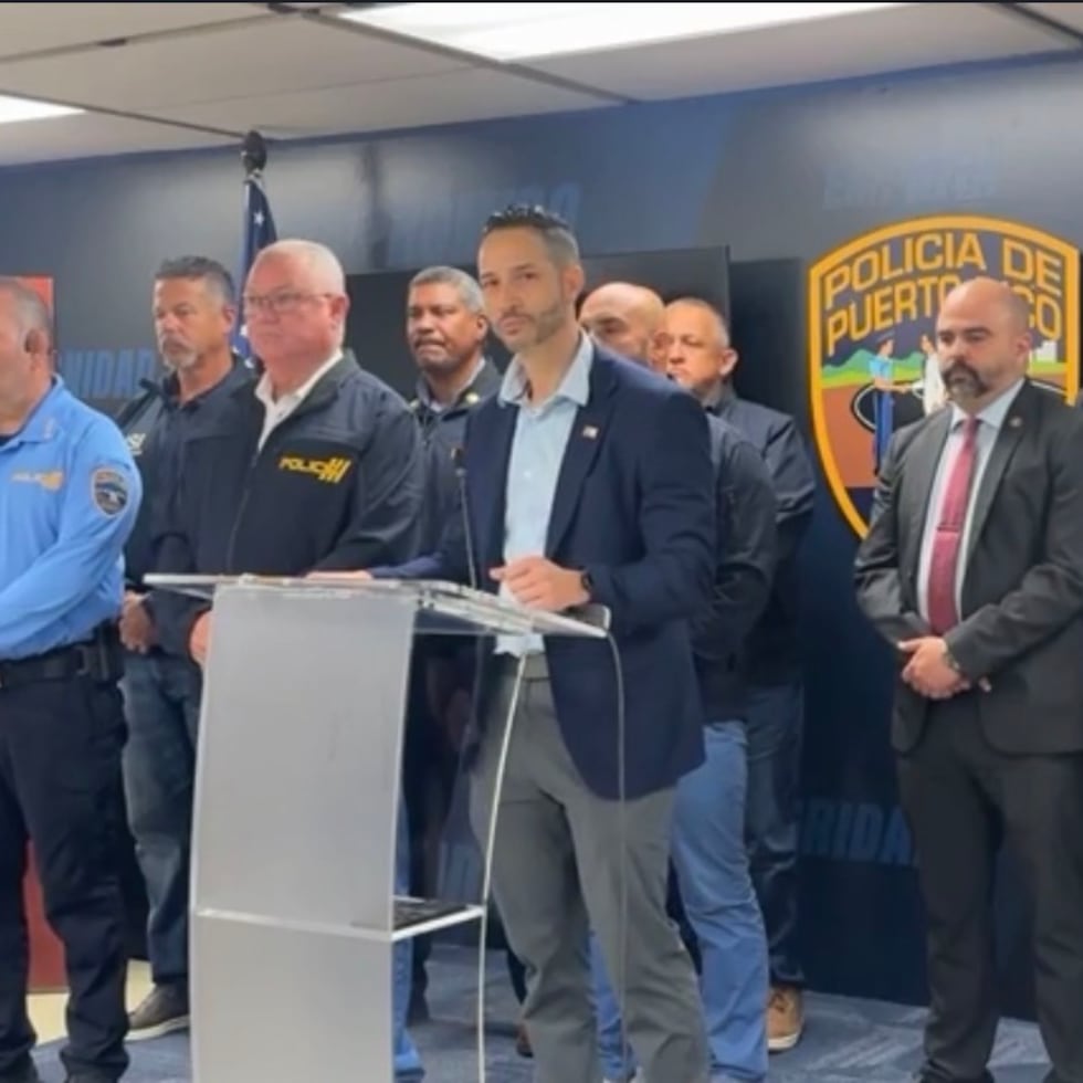 El nuevo jefe del FBI en la isla, Carlos R. Goris (en el centro), en una conferencia de prensa en la Policía de Puerto Rico.
