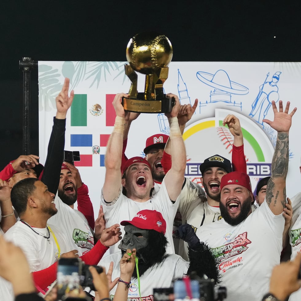 Jugadores de los Charros de Jalisco celebran el campeonato de la Serie del Caribe.