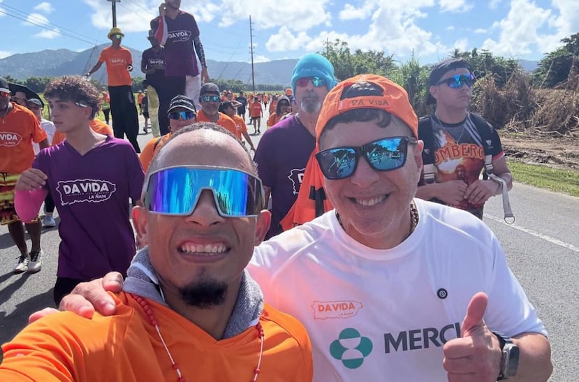 Raymond Arrieta, a la derecha, estuvo acompañado en la ruta entre Yabucoa y Humacao de la caminata "Da Vida: la ñapa" por el campeón de boxeo René “El Chulo” Santiago, a la izquierda.