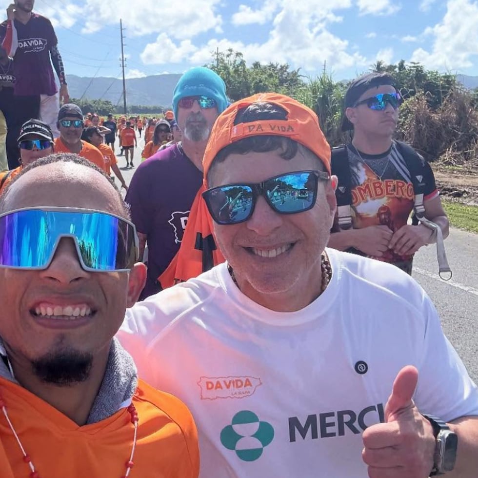 Raymond Arrieta, a la derecha, estuvo acompañado en la ruta entre Yabucoa y Humacao de la caminata "Da Vida: la ñapa" por el campeón de boxeo René “El Chulo” Santiago, a la izquierda.