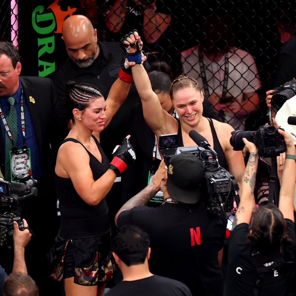 Ronda Rousey, de 37 años, puso fin a una ausencia de nueve años y medio en MMA al enfrentarse a Gina Carano, de 44 años, quien llevaba 17 años sin pelear.
