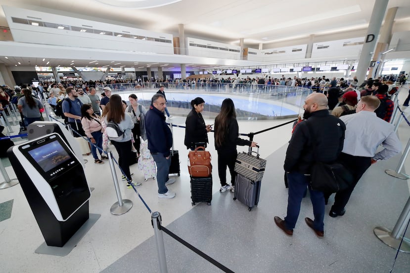 Los pasajeros aéreos soportan largas filas y esperas de hasta dos horas en el control de seguridad de la TSA en la Terminal E del Aeropuerto Intercontinental George Bush el viernes 20 de marzo de 2026 en Houston. (Foto AP/Michael Wyke)