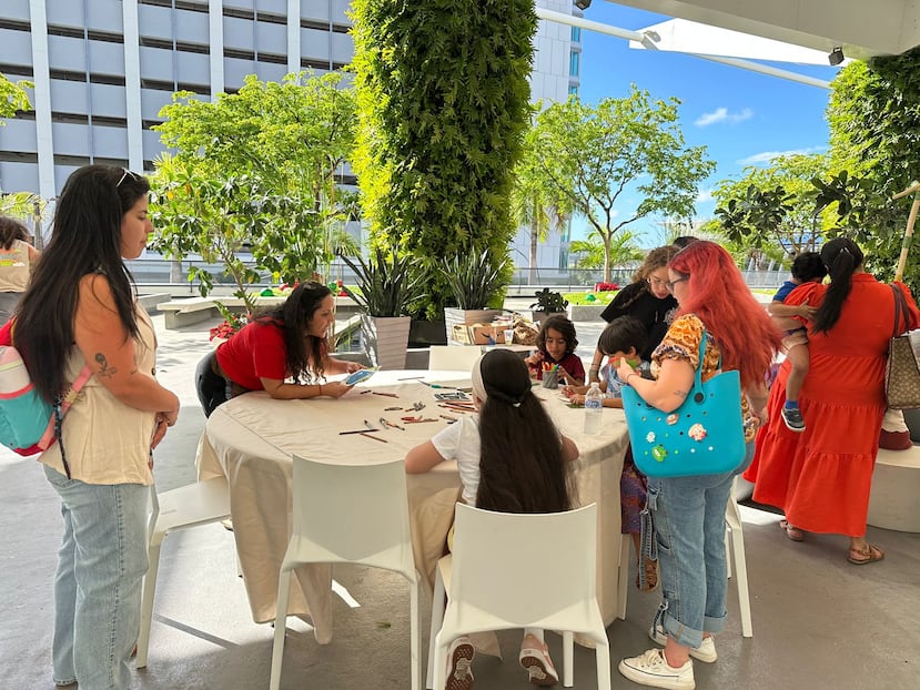 Durante la actividad, los niños participaron en talleres de pintura, juegos y narración de cuentos, mientras los padres recibían información sobre la crianza y sus derechos.