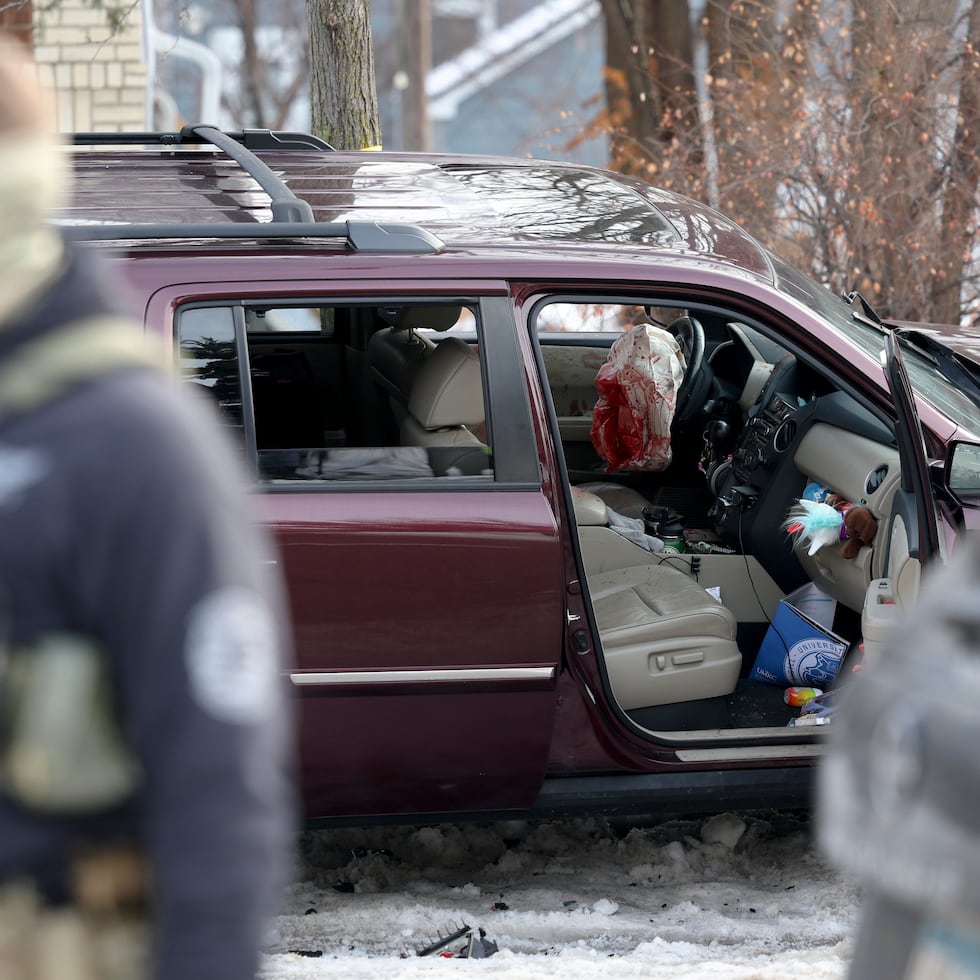 Se observa un "airbag" desplegado y manchas de sangre en un vehículo siniestrado en la escena de un tiroteo en Minneapolis.