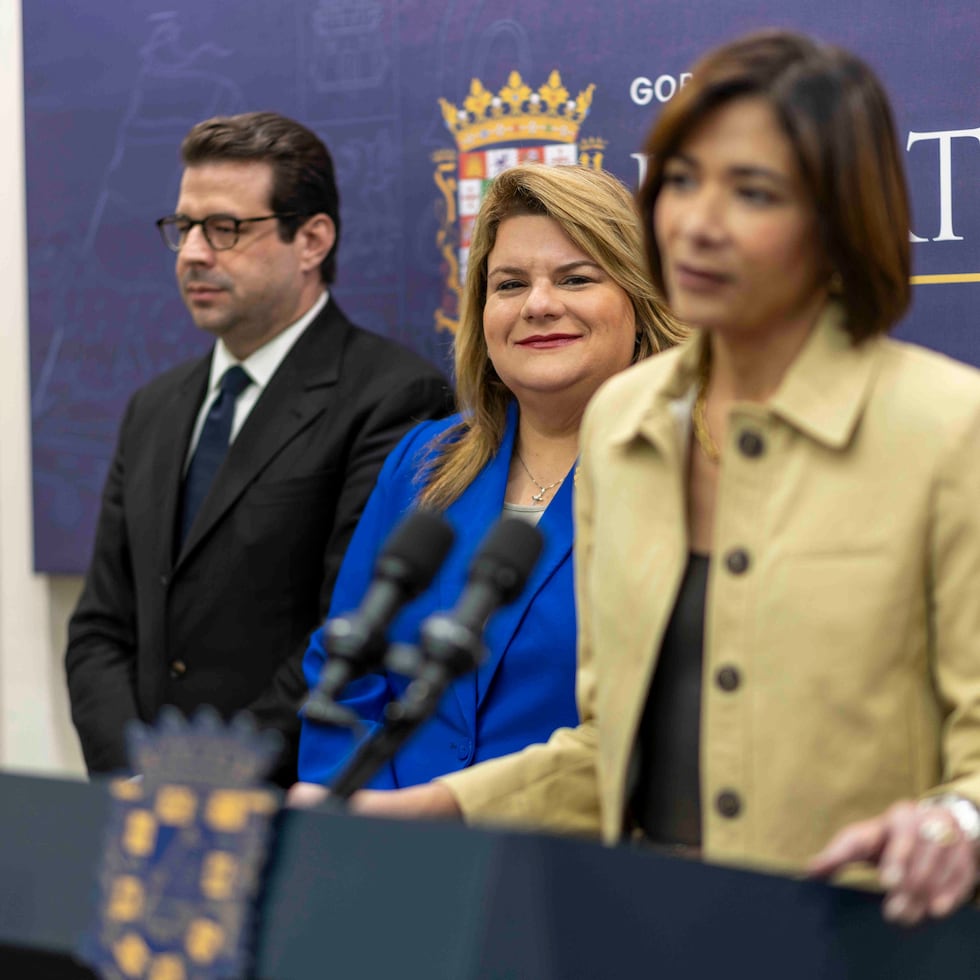 According to statements by Sebastián Negrón Reichard, former secretary of the Department of Economic Development and Commerce, with the endorsement of Francisco Domenech (left), secretary of the Governor’s Office, the Secretary of Justice, Lourdes Gómez (right), issued a legal opinion stating that the agency did not oversee certain areas of the Office of Permit Management. In the center is Governor Jenniffer González.