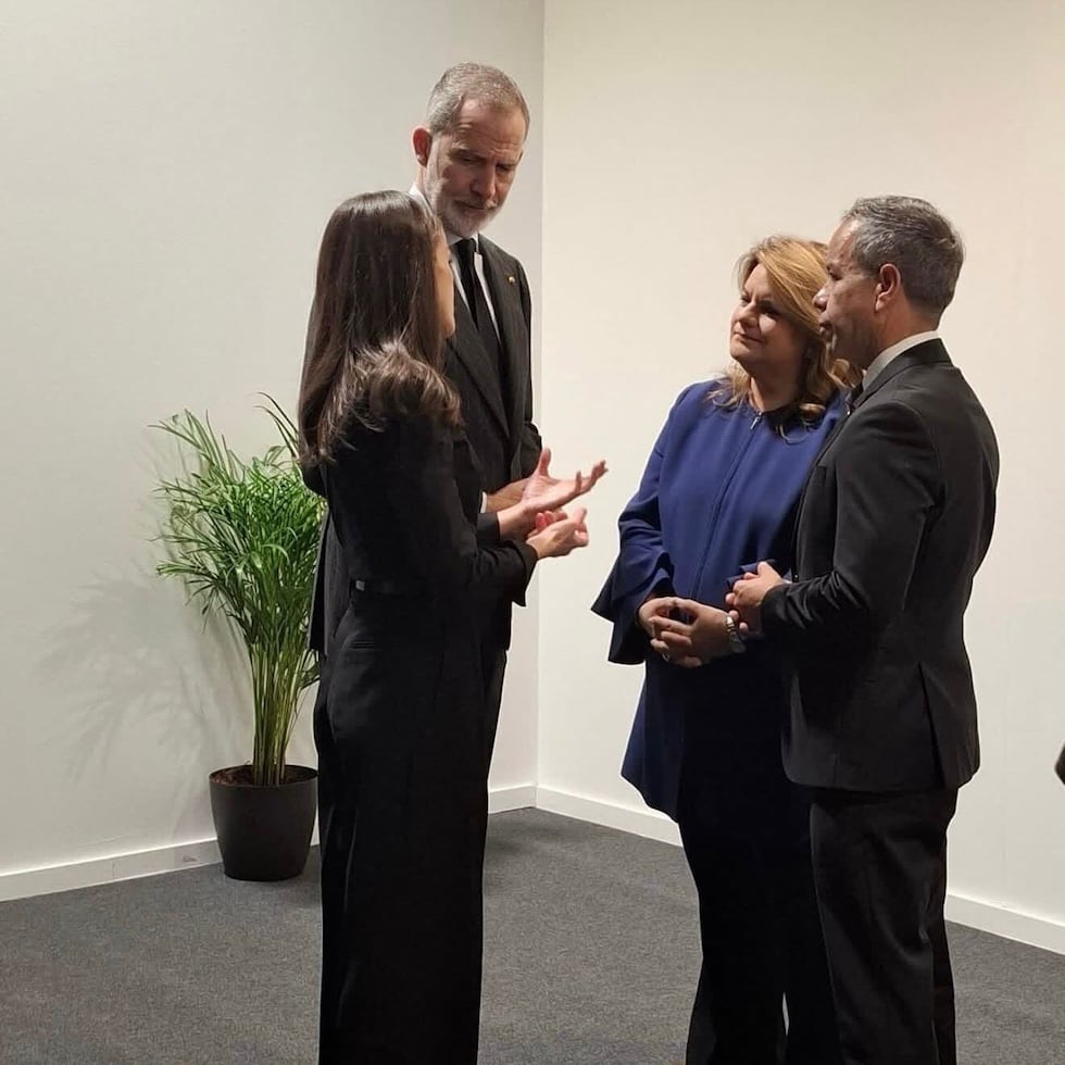 Their Majesties King Felipe VI and Queen Letizia talk with Governor Jenniffer González and San Juan Mayor Miguel Romero at the International Tourism Fair in Madrid.