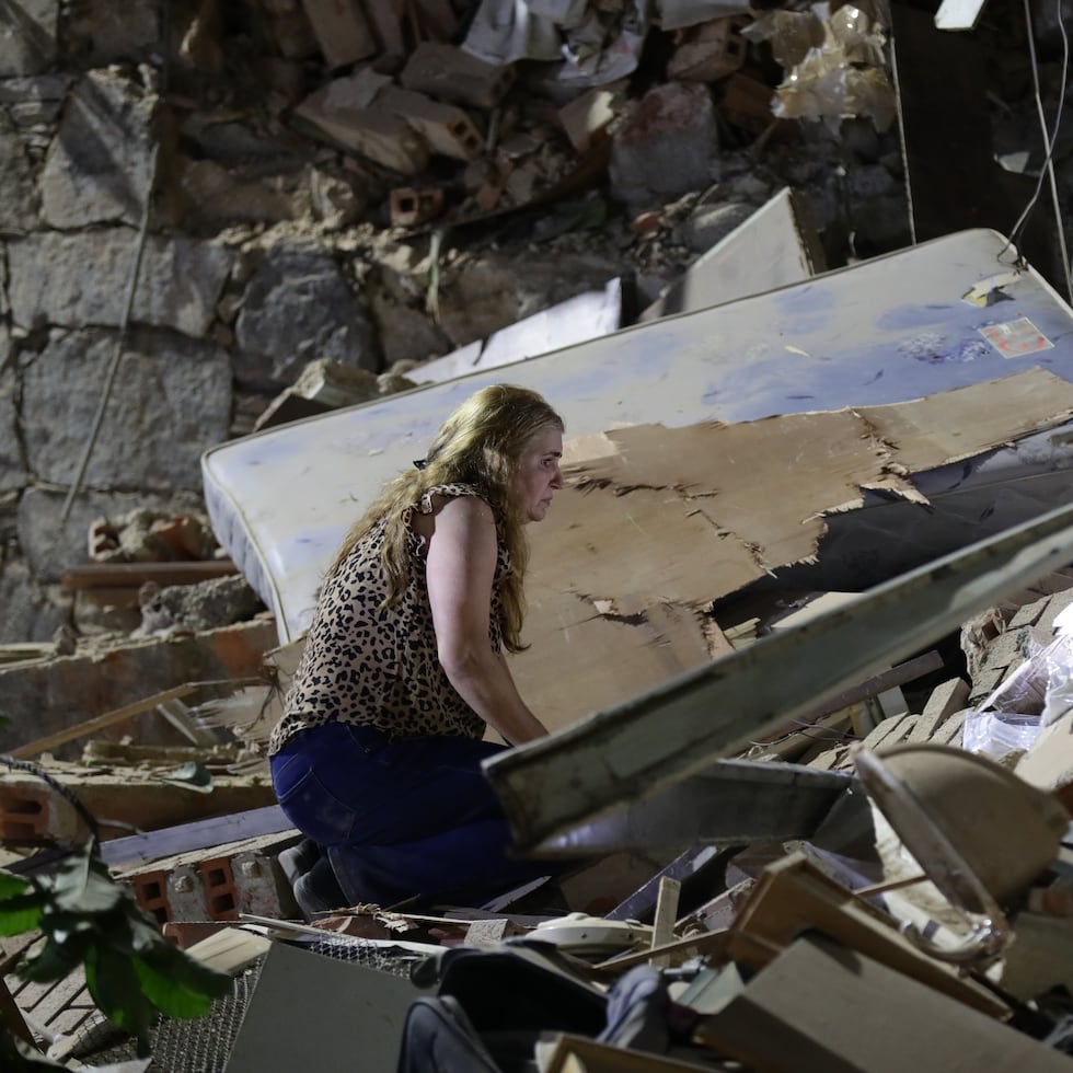 Una persona observa entre los escombros este miércoles, luego de dos fuertes terremotos sacudieron el Caribe venezolano en Caracas (Venezuela).