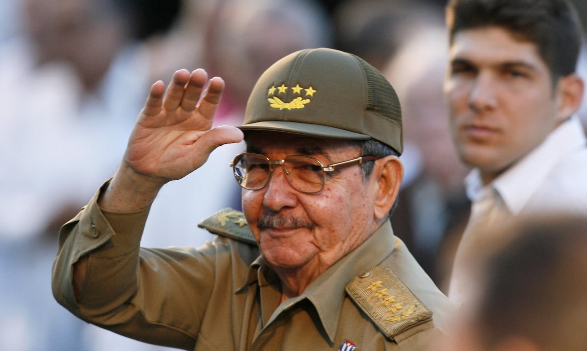 Cuba defiende a Raúl Castro y tacha de "acto infame" la orden de arresto de EE.UU.
