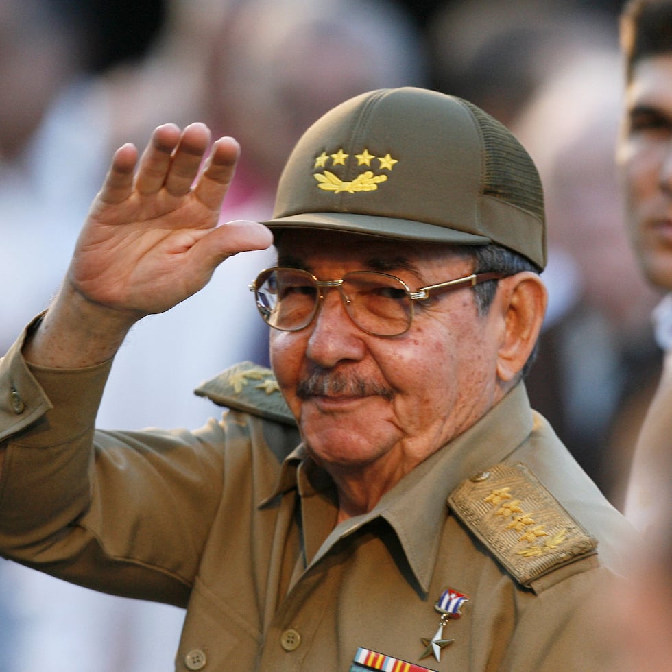 El entonces presidente cubano Raúl Castro frente al Museo de la Revolución en La Habana, el 13 de marzo del 2007.
