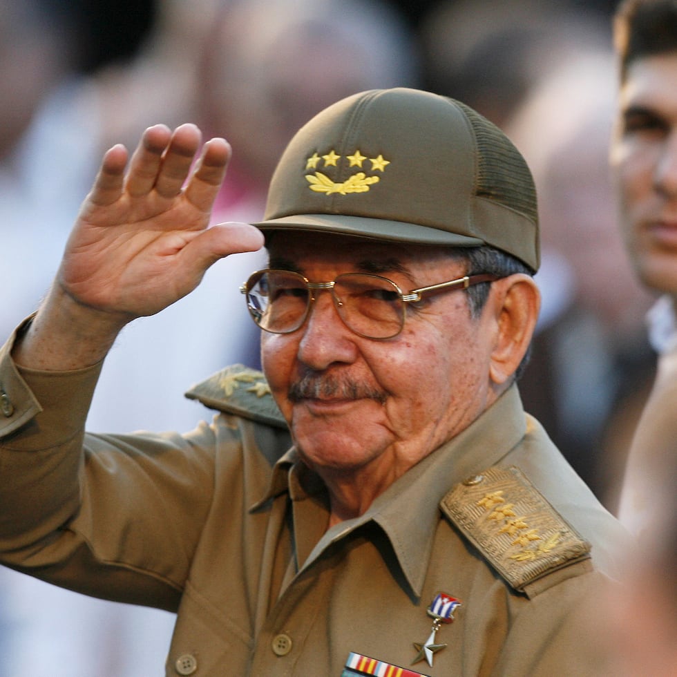 El entonces presidente cubano Raúl Castro frente al Museo de la Revolución en La Habana, el 13 de marzo del 2007. (AP foto/Javier Galeano)