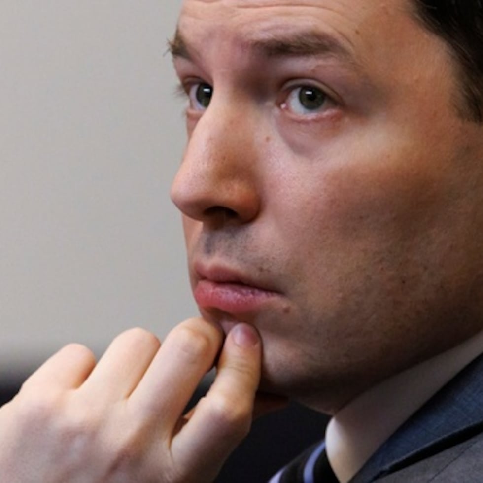 Brendan Banfield mira durante su juicio por doble asesinato en el Tribunal de Circuito del Condado de Fairfax.