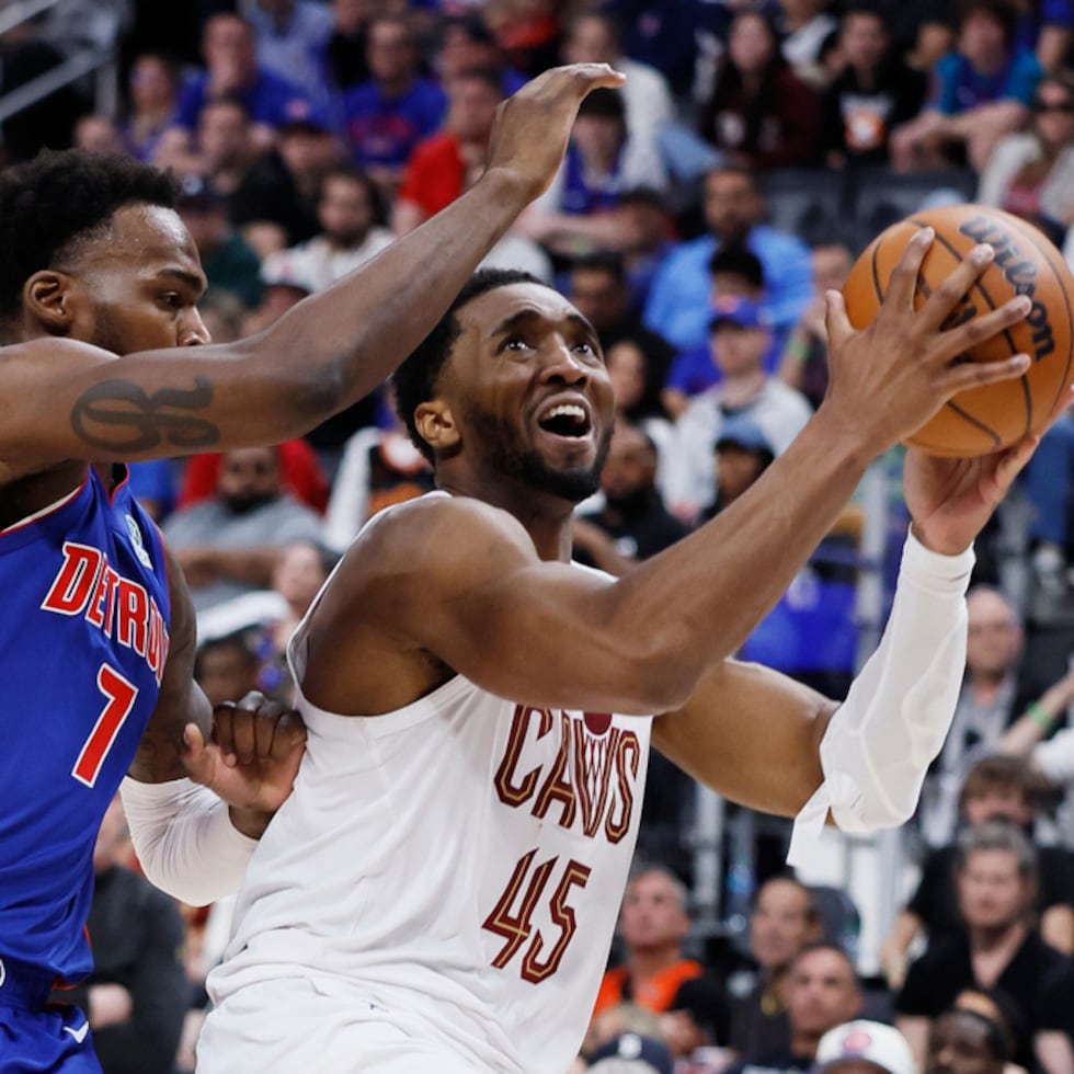 Donovan Mitchell (45), de los Cavaliers de Cleveland, avanza hacia el canasto mientras Paul Reed (7), de los Pistons de Detroit, defiende durante la segunda mitad del séptimo juego.