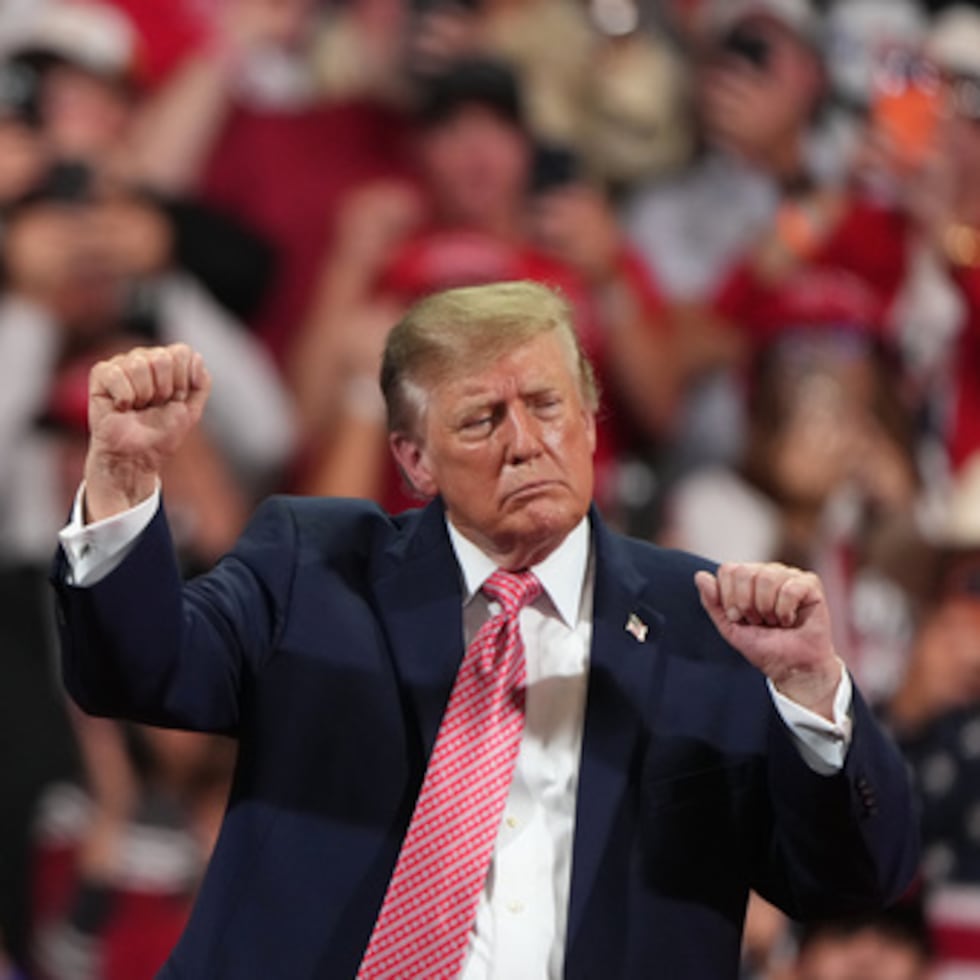 El presidente Donald Trump baila en Park City, Kansas, como parte de la campaña que lleva a cabo de cara a las elecciones legislativas.