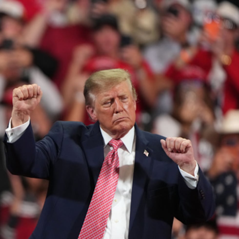 El presidente Donald Trump baila en un mitin de campaña celebrado en el Heartland Credit Union Arena, el lunes 19 de octubre de 2026, en Park City, Kansas. (Foto AP/Charlie Riedel)