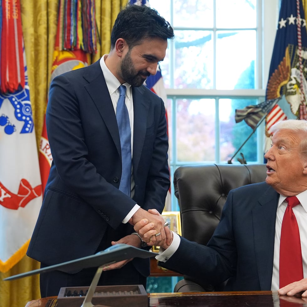 El presidente Donald Trump estrecha la mano del alcalde electo de la ciudad de Nueva York, Zohran Mamdani, en el Despacho Oval de la Casa Blanca, el viernes 21 de noviembre de 2025, en Washington.