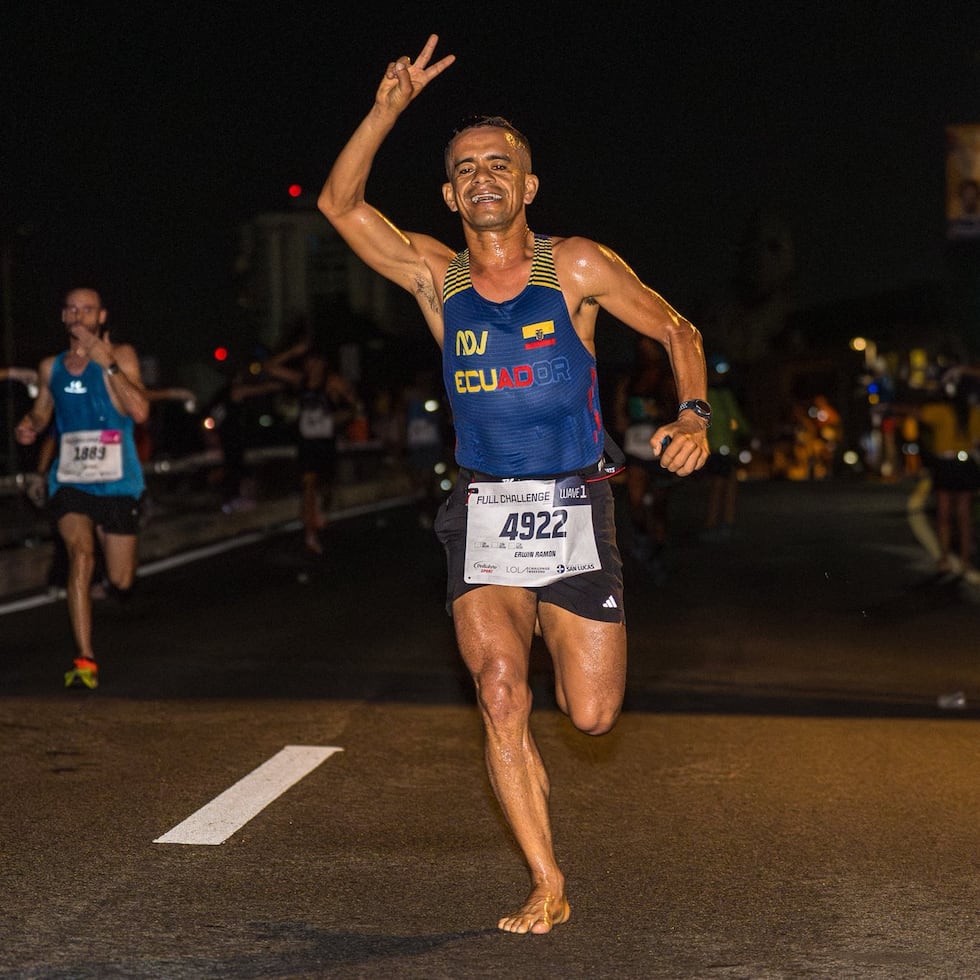 El ecuatoriano Edwin Ibarra corrió los tres días descalzo.