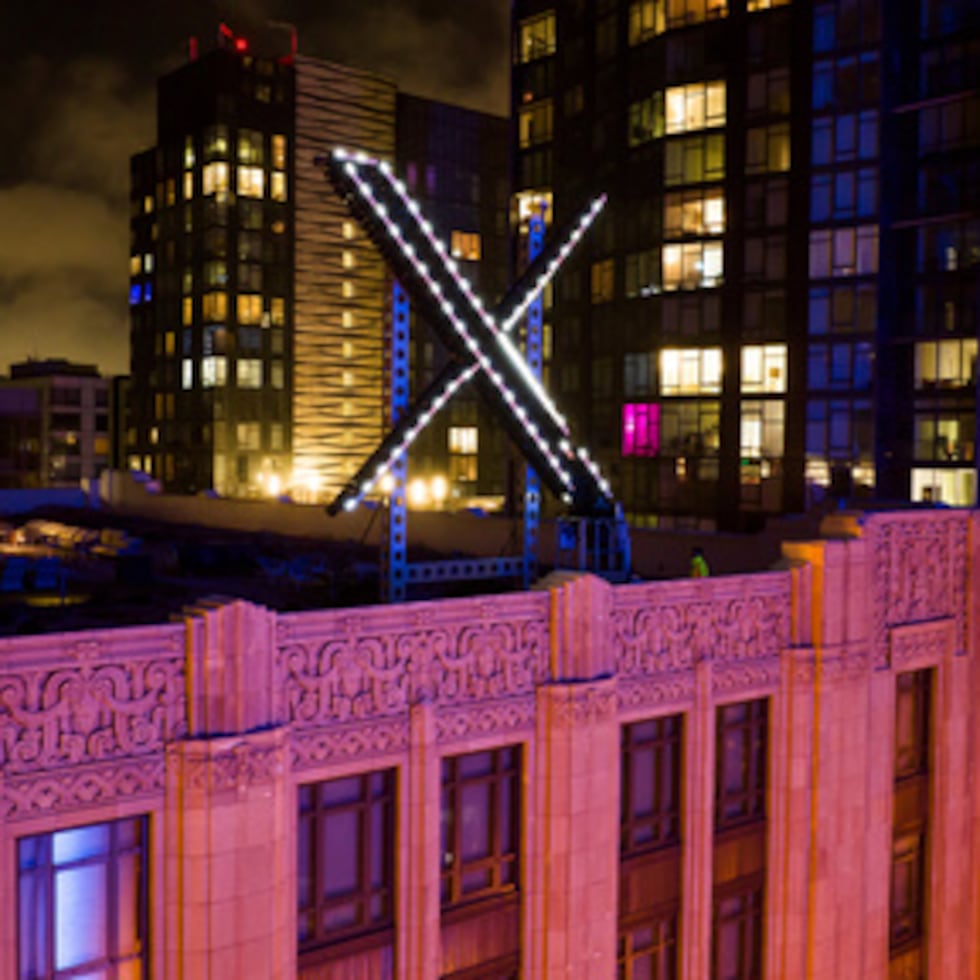 El 28 de julio de 2023, unos obreros instalan luces en una "X" en lo alto de la sede en el centro de San Francisco.
