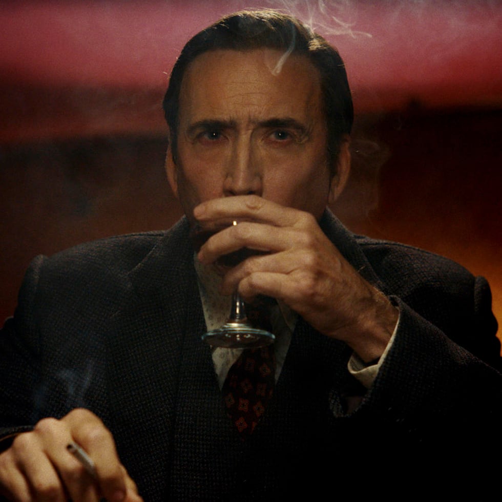Fotograma cedido por Prime Video donde aparece Nicolas Cage como Ben Reilly durante una escena de la serie 'Spider-Noir' que llegará a la plataforma para su estreno global el 27 de mayo. El universo de Spider-Man se tiñe de sombras, humo de cigarrillo y cinismo con el estreno de la serie 'Spider-Noir', una propuesta que rompe con el molde tradicional del cine de superhéroes jóvenes que saltan rascacielos por diversión para presentar a un protagonista listo para jubilarse y cansado de las aventuras que protagoniza Nicolas Cage. EFE/Prime Video /SOLO USO EDITORIAL /NO VENTAS /SOLO DISPONIBLE PARA ILUSTRAR LA NOTICIA QUE ACOMPAÑA /CRÉDITO OBLIGATORIO