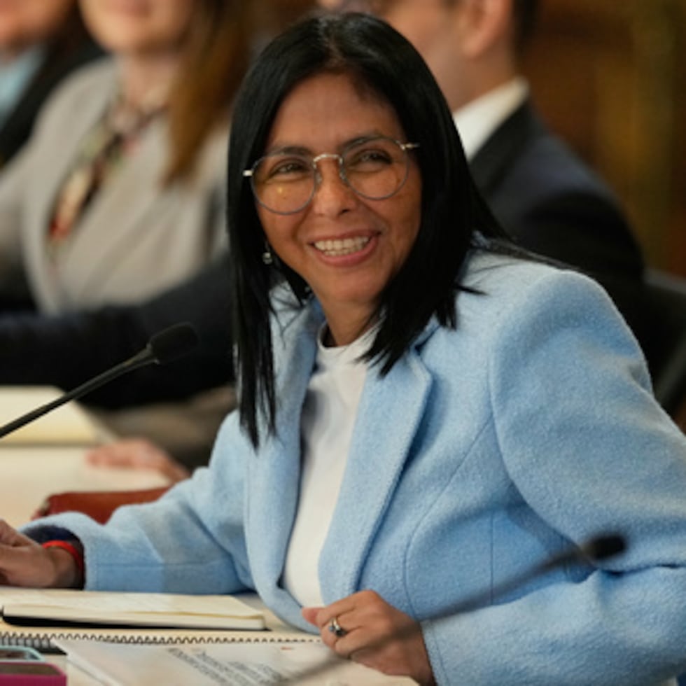 ARCHIVO - La presidenta interina de Venezuela, Delcy Rodríguez, sonríe durante una reunión con una delegación encabezada por el secretario de Energía de Estados Unidos, Chris Wright, en el Palacio de Miraflores en Caracas, Venezuela, el 11 de febrero de 2026. (AP Photo/Ariana Cubillos, Archivo)