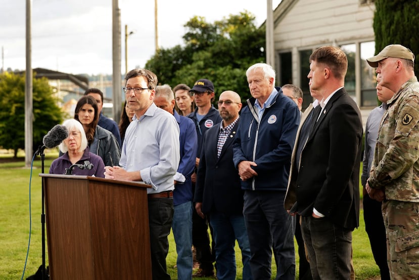 El gobernador Bob Ferguson habla durante una conferencia de prensa después de que un tanque de Nippon Dynawave Packaging Co. implosionara el martes 26 de mayo de 2026 en Longview, Washington. (Karen Ducey/The Seattle Times vía AP)