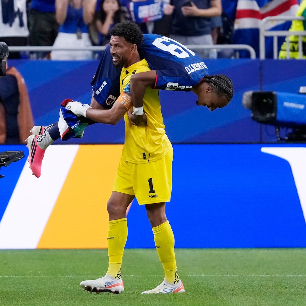 El portero de Cabo Verde, Vozinha (1) celebra con su compañero Dailon Livramento después de empatar 0-0 con Arabia Saudí en partido por el Grupo H del Mundial, el viernes 26 de junio de 2026, en Houston. (AP Foto/David J. Phillip)