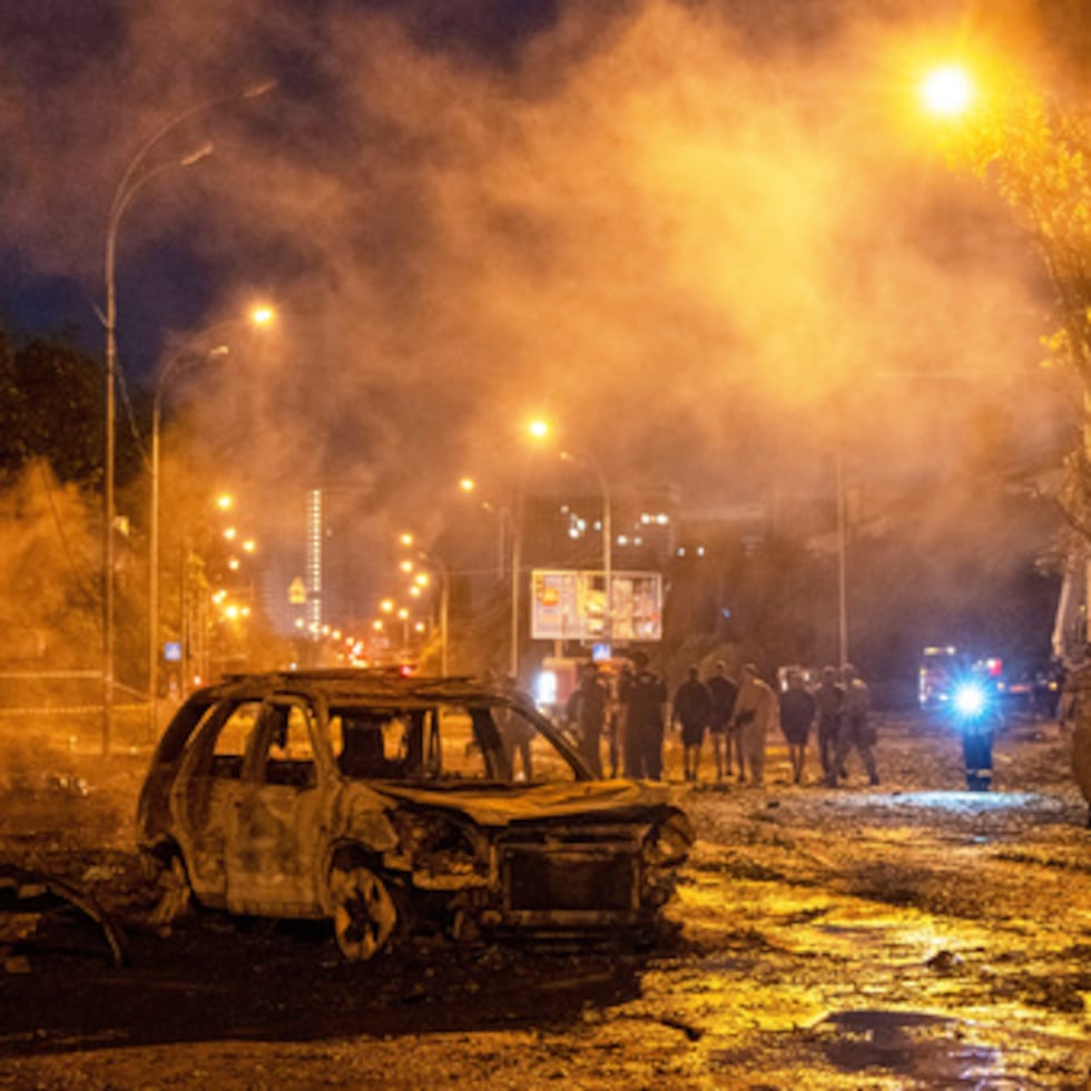 Se ve un coche calcinado tras un ataque con misiles rusos en Kiev, Ucrania, el sábado.