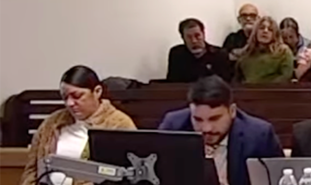 Elvia Cabrera rompe en llanto antes de que inicie la deliberación