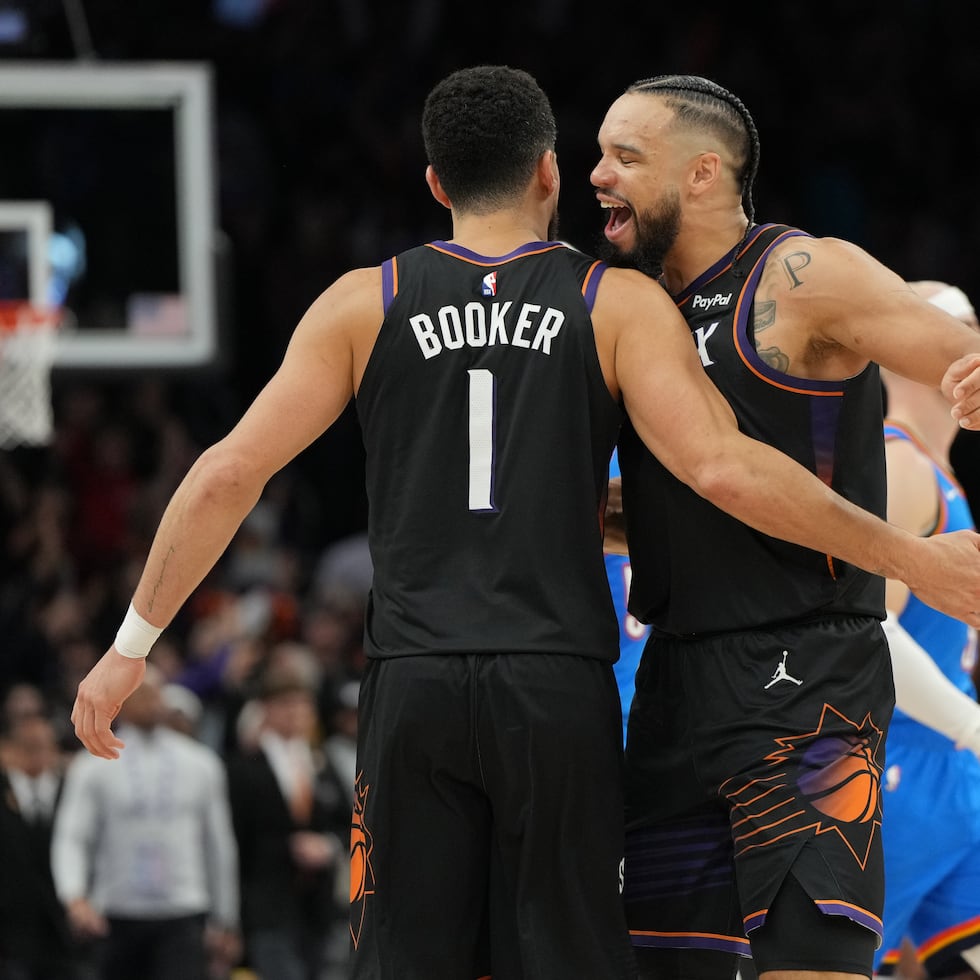 Devin Booker, a la izquierda, celebra con su compañero de equipo Dillon Brooks.