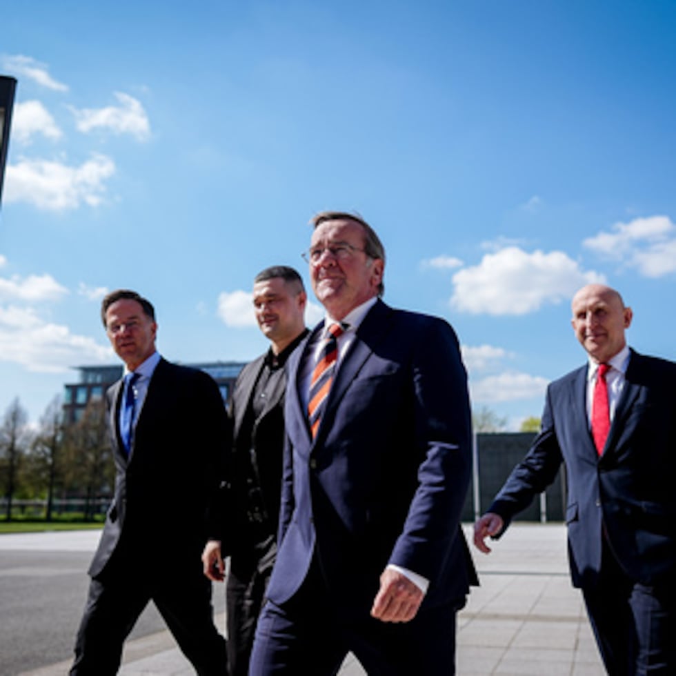 De izquierda a derecha, el secretario general de la OTAN, Mark Rutte; el ministro de Defensa de Ucrania, Mykhailo Fedorov; el ministro de Defensa de Alemania, Boris Pistorius, y el secretario de Defensa del Reino Unido, John Healey, se reúnen en el Grupo de Contacto para Ucrania frente al Ministerio Federal de Defensa, el miércoles 15 de abril de 2026, en Berlín, Alemania.