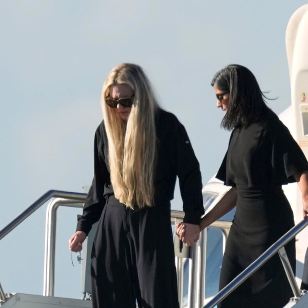 La viuda de Charlie Kirk, Erika (izq.), habló públicamente el viernes luego del asesinato de su esposo el pasado miércoles.