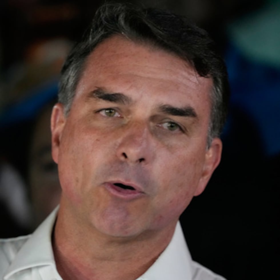 Flávio Bolsonaro, el candidato derrotado en las elecciones presidenciales brasileñas, huyó de su país hacia Argentina y luego a Ecuador junto a su esposa y sus dos hijas, informó el miércoles la autoridad migratoria argentina.