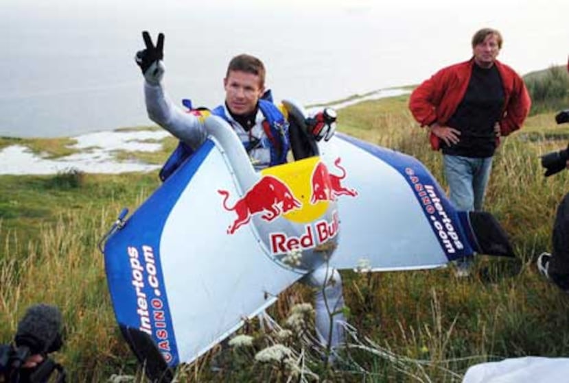 En el 2003, el paracaidista Félix Baumgartner atravesó en caída libre los 34 kilómetros que separan Dover (Gran Bretaña) de Calais (Francia) en el Canal de la Mancha. (EFE/Archivo/Olivier Jobard)