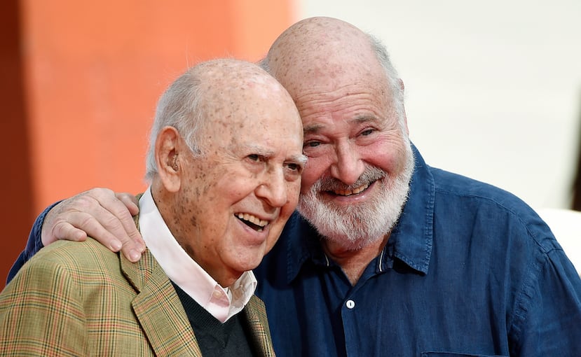 ARCHIVO - Carl Reiner, a la izquierda, y su hijo Rob Reiner posan juntos tras una ceremonia para dejar la huella de su mano y su pie en el TCL Chinese Theatre, el 7 de abril de 2017, en Los Ángeles. (Foto by Chris Pizzello/Invision/AP, Archivo)