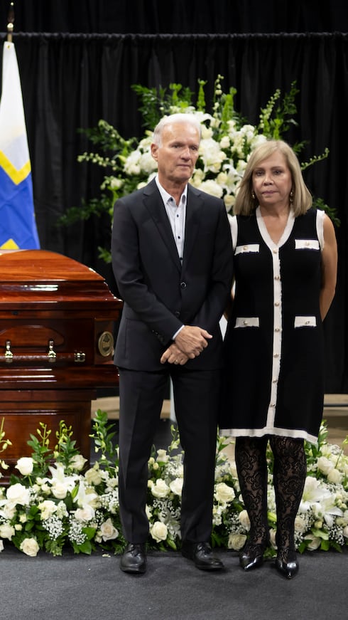 La gobernadora hizo guardia con el actual alcalde de Bayamón e hijo del difunto, Ramón Luis Rivera Cruz y su esposa.