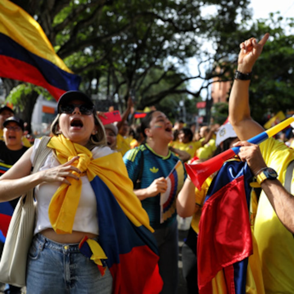 Partidarios del candidato presidencial Abelardo de la Espriella, del movimiento opositor Defensores de la Patria, celebran los resultados preliminares tras el cierre de las urnas en la segunda vuelta de las elecciones presidenciales.