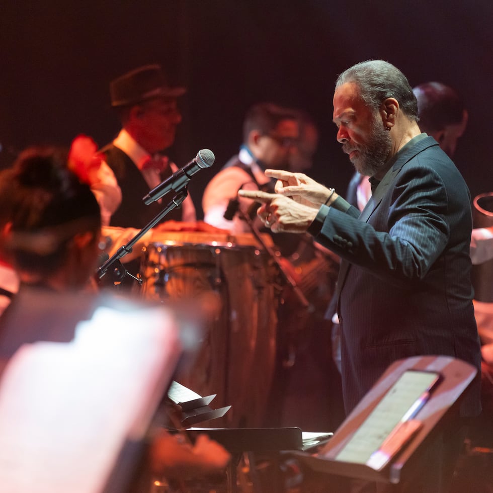 Durante el espectáculo “Me Enamoro de Ella”, un tributo sinfónico a los éxitos de Juan Luis Guerra y 4.40 junto a la Orquesta Filarmónica de Puerto Rico, se hizo el anuncio de las becas.