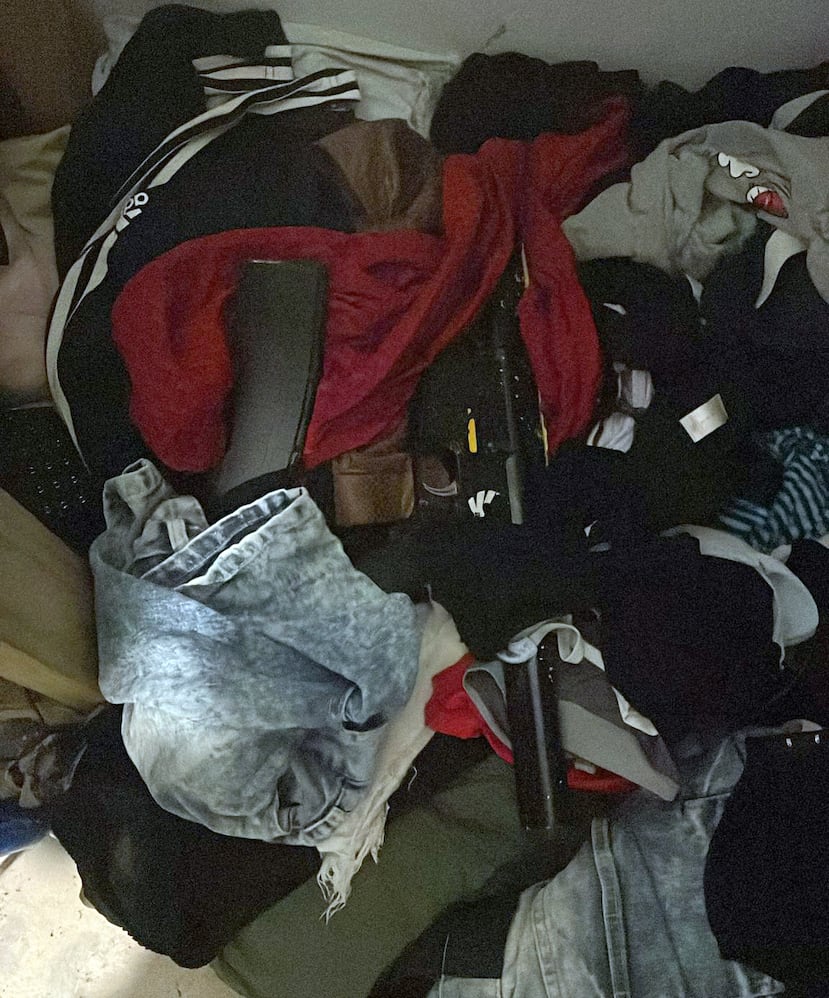 Según la Policía, el arma fue encontrada entre ropa, al alcance de los niños.