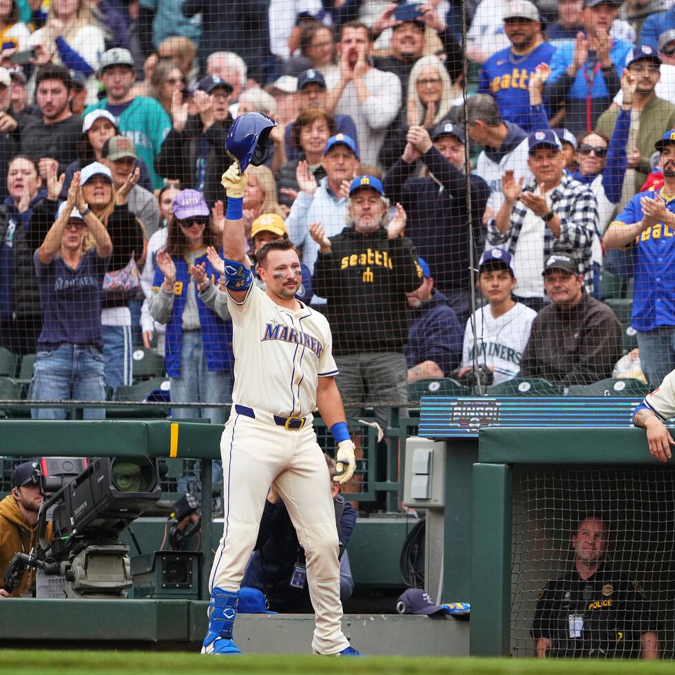 Cal Raleigh, de los Marineros de Seattle, se quita el casco en señal de saludo hacia la multitud desde la cueva tras conectar su jonrón número 54 de la temporada.