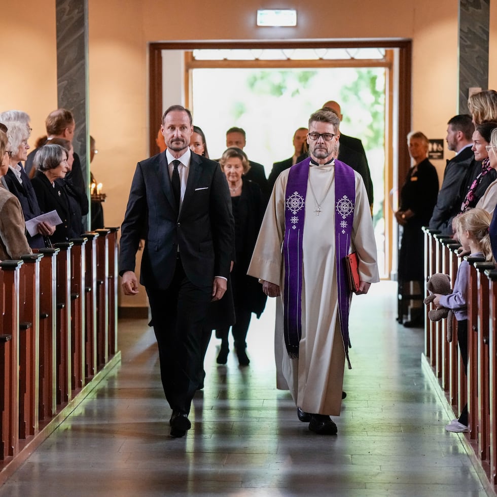 El rey Haakon de Noruega llega para los servicios fúnebres del rey Harald en la iglesia de Asker, Noruega, el 30 de agosto del 2026. (Cornelius Poppe/NTB via AP)