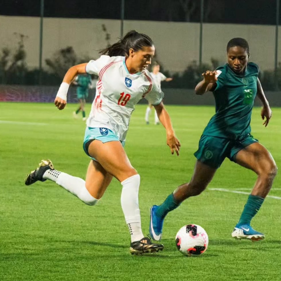 Mía Colón conduce un balón por Puerto Rico en el duelo ante Nigeria.