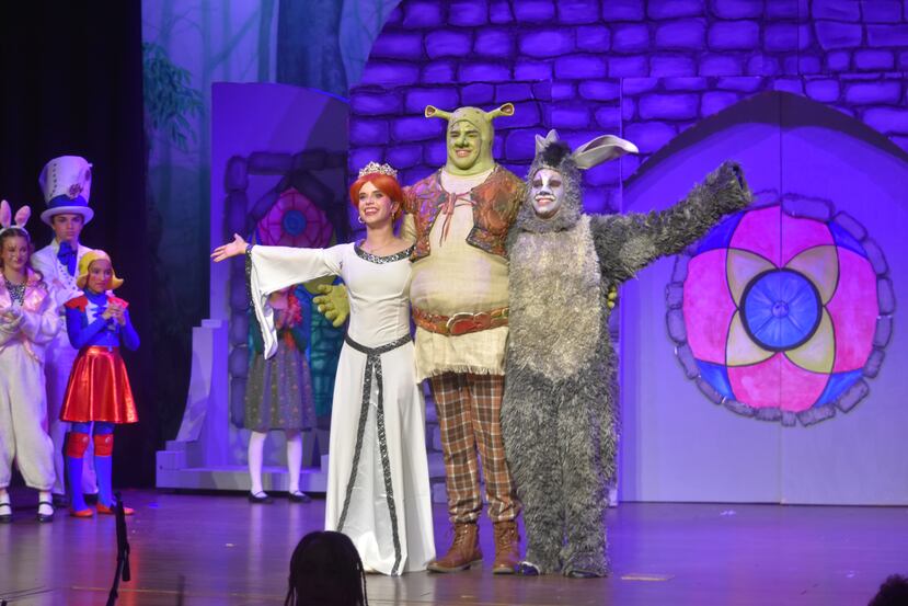 Más de 20 estudiantes participaron en la producción de Shrek, presentada por segundo año consecutivo en el Distrito T-Mobile.