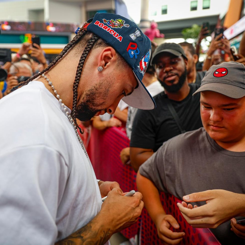 José Alvarado comparte con la fanaticada y firma autógrafos tras su encuentro con seguidores.