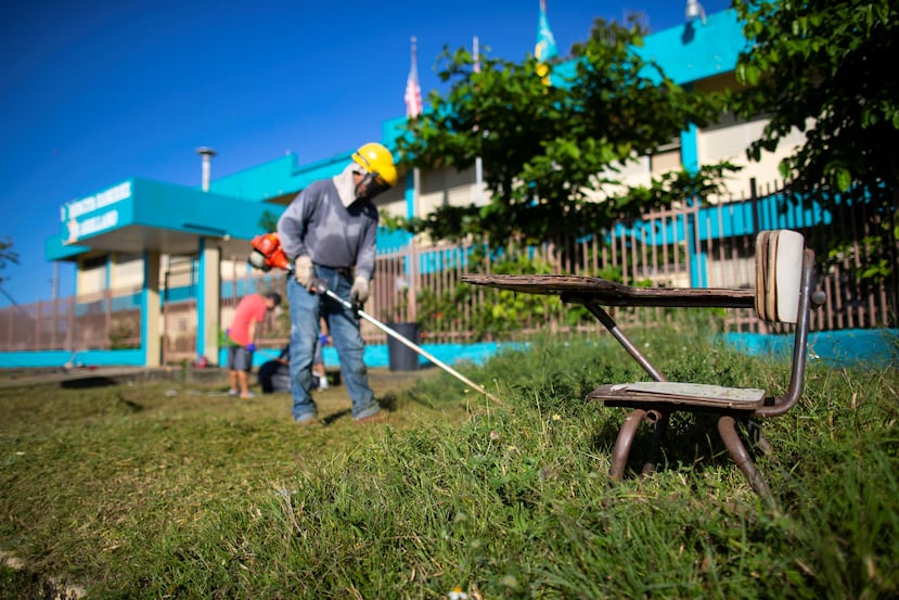 El Movimiento al Rescate de la Escuela se enfocó ayer en acondicionar las áreas verdes y la cancha de la elemental Lorencita Ramírez de Arellano.