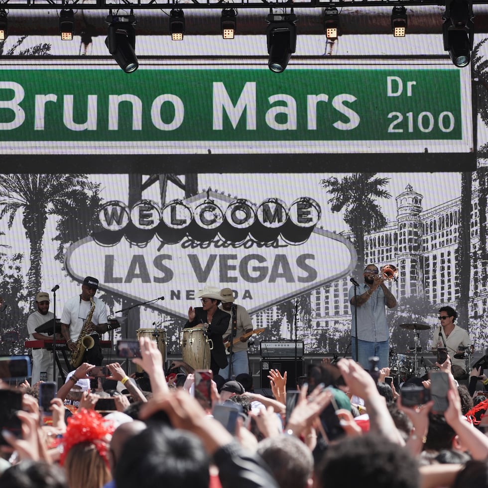 Mars se une a un grupo selecto de figuras que tienen una calle con su nombre en la ciudad, como Elvis Presley y los integrantes del Rat Pack Frank Sinatra, Dean Martin y Sammy Davis Jr..