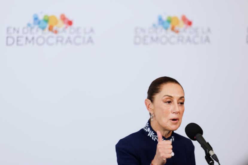 La presidenta mexicana Claudia Sheinbaum se dirige a los medios de comunicación en la cumbre "Encuentro en Defensa de la Democracia" celebrada en Barcelona, España, el sábado 18 de abril de 2026. (AP Foto/Joan Monfort)