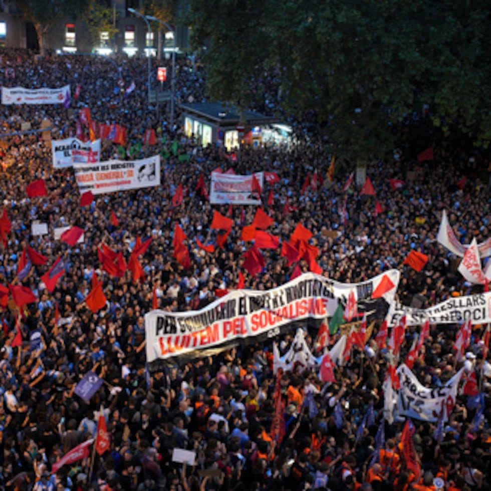Decenas de miles de personas se manifiestan en protesta por la situación de la vivienda en España, apenas unas horas después de que el presidente del Gobierno, Pedro Sánchez, anunciara la convocatoria de elecciones generales anticipadas, en Barcelona.