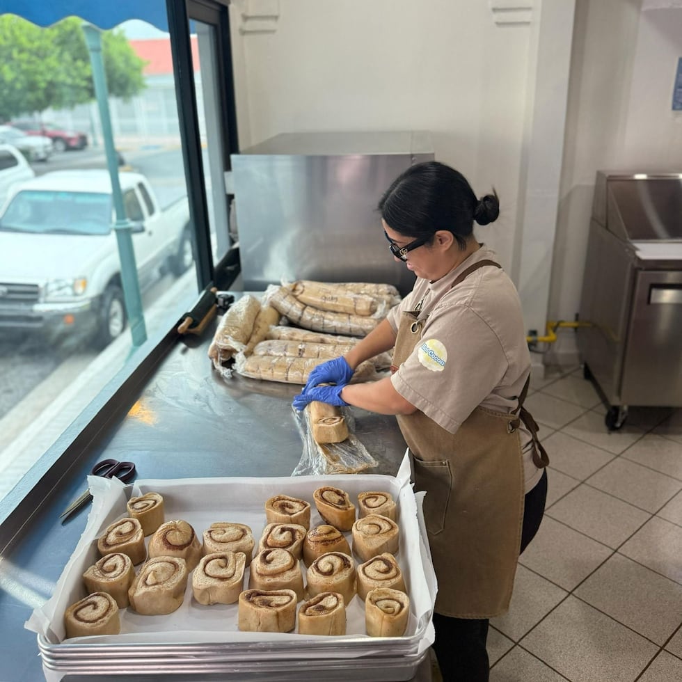 From a business that started in their home, Valerie Negrón and her husband, Gerardo Lucca, now have a store in the vicinity of the Juanadina plaza that specializes in making cinnamon rolls, in addition to other pastry options.
